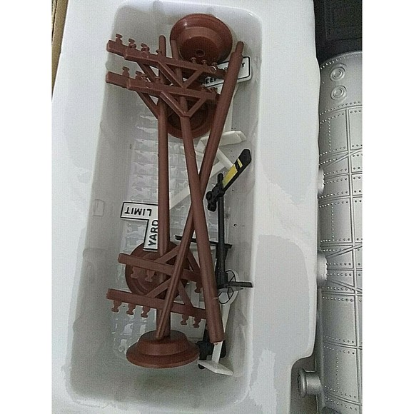 Polyfect Toys Battery Operated Santa Fe Express Train Set - Picture 3 of 8